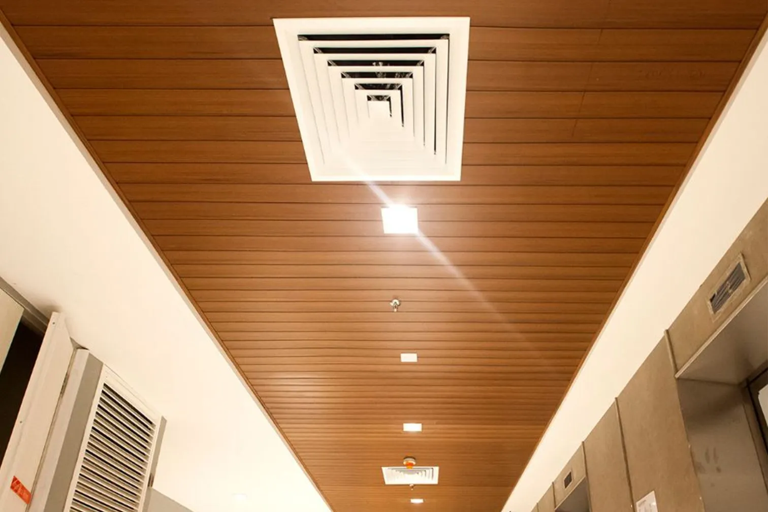 Ceiling-Decoration-With-Aluminum-Coil-In-Office-Building-1